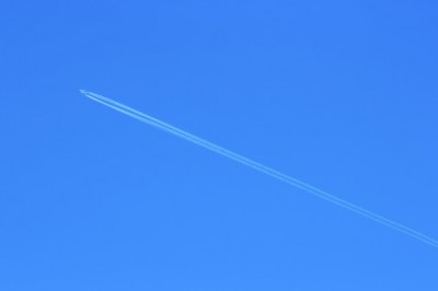 飛行機雲と青空